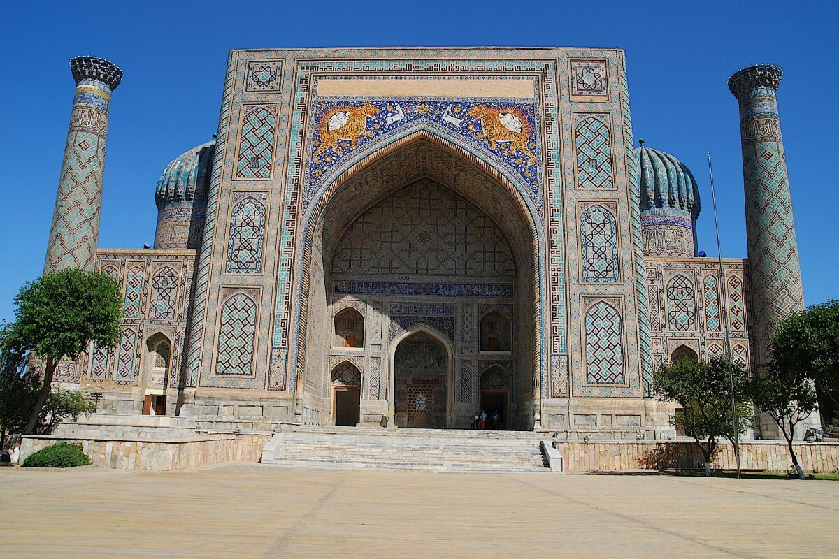 Die prachtvolle Sher-Dor-Medresse mit ihren berühmten Löwen-Mosaiken am Registan-Platz in Samarkand während der Usbekistan Zeitreise.