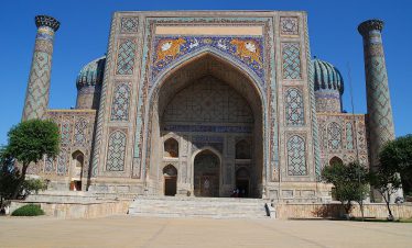 Die prachtvolle Sher-Dor-Medresse mit ihren berühmten Löwen-Mosaiken am Registan-Platz in Samarkand während der Usbekistan Zeitreise,