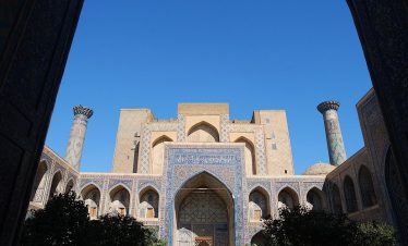 Der majestätische Innenhof einer historischen Medrese am Registan-Platz in Samarkand als Höhepunkt der Usbekistan Zeitreise,