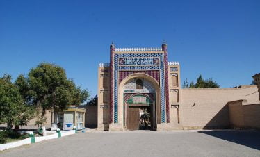 Usbekistan - Buchara, Das prachtvolle Eingangsportal zum Sommerpalast Sitorai Mohi Xosa in Buchara während der Usbekistan Rundreise