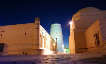 Usbekistan Reise - Khiva Ichan Qala in Usbekistan, Stimmungsvoll beleuchtete Altstadt von Chiwa bei Nacht, ein magischer Moment der Usbekistan Rundreise