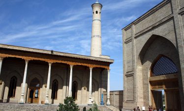 Die prachtvolle Holzsäulen-Moschee Bolo-Hauz in Buchara mit ihrem eleganten Minarett während der Usbekistan Zeitreise,