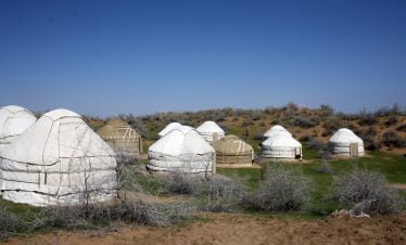 Usbekistan und Turkmenistan Rundreise, Authentische Übernachtung im traditionellen Jurtenlager in der Wüste Kysylkum auf der Usbekistan Rundreise