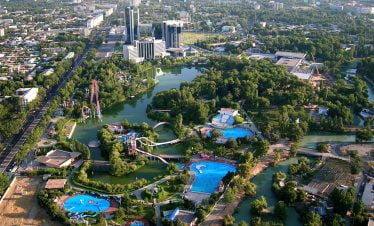 Tashkent - Usbekistan, Luftaufnahme von Taschkent mit Blick auf Parkanlagen und moderne Architektur in Usbekistan bei der Usbekistan Rundreise