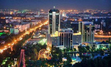 Tashkent - Usbekistan, Die strahlende Skyline der modernen Metropole Taschkent bei Nacht mit Blick auf das Stadtzentrum während der Usbekistan Zeitreise,