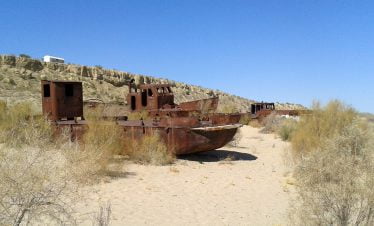 Usbekistan Zeitreise, Verrostete Schiffswracks auf dem Schiffsfriedhof in Moynaq als stumme Zeugen der Austrocknung des Aralsees während der Usbekistan Zeitreise,