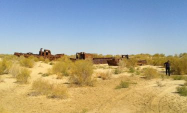 Moynaq - am Ufer des Aralsees, Verrostete Schiffswracks auf dem Schiffsfriedhof in Moynaq als stumme Zeugen der Austrocknung des Aralsees während der Usbekistan Zeitreise.