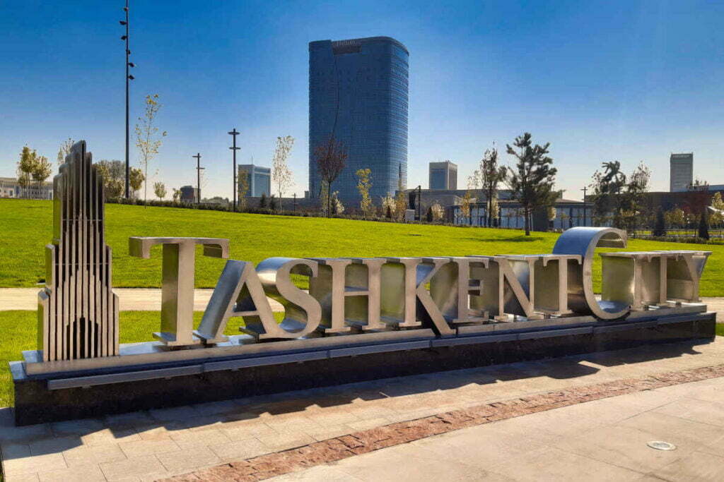 Tashkent-City_name_statue