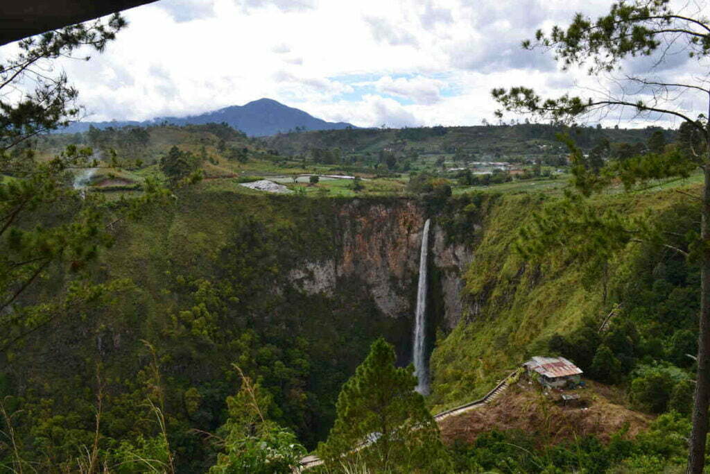sumatra-sipiso-piso-waterfall