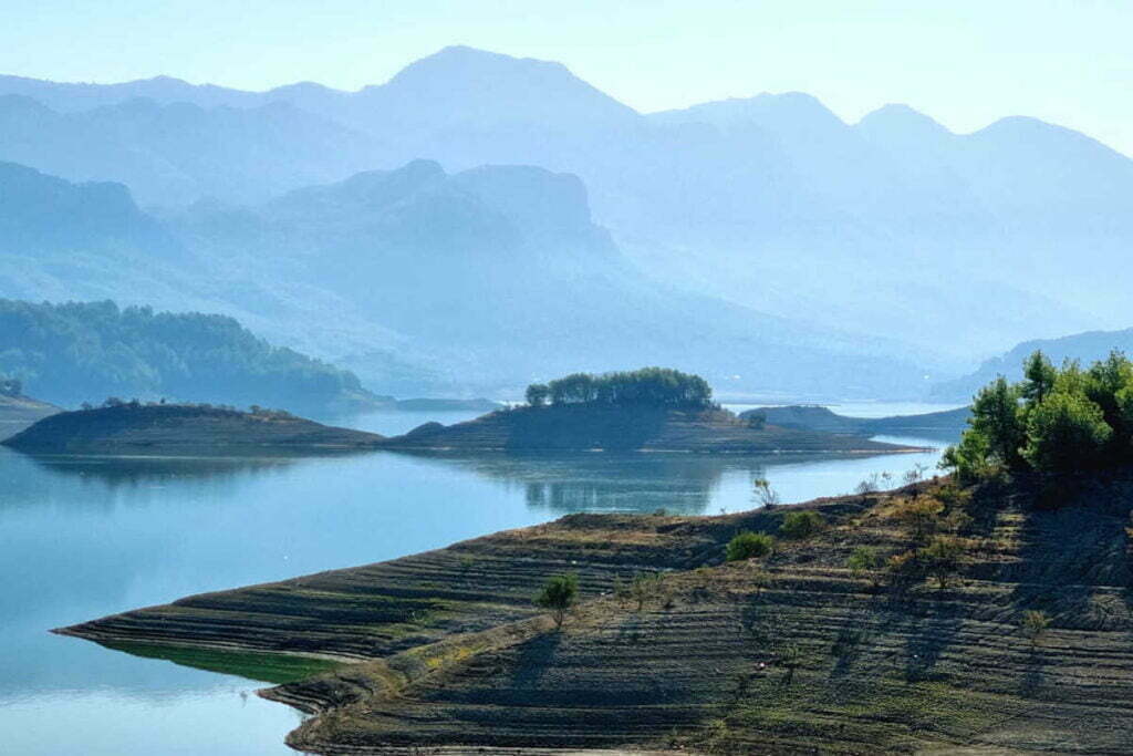 Karacaören See mit Berge