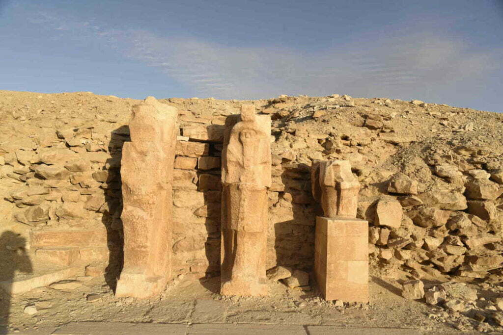 Unvollendete osirische Statuen von Djoser
