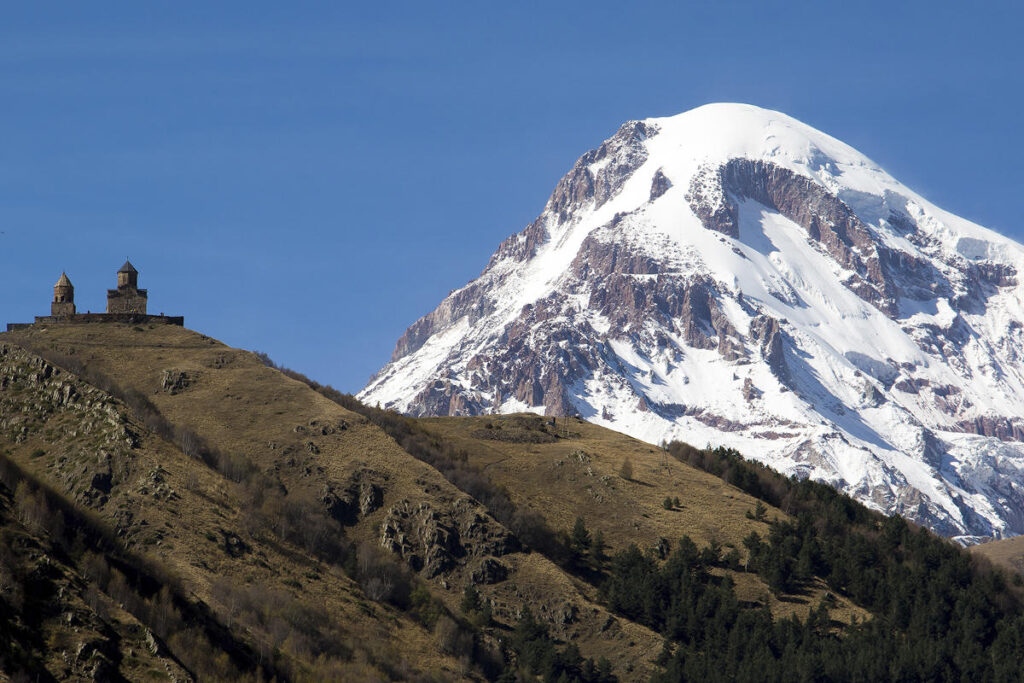 Kazbegi und Kirche, Kasbek, Kultur- und Wanderreise in Georgien