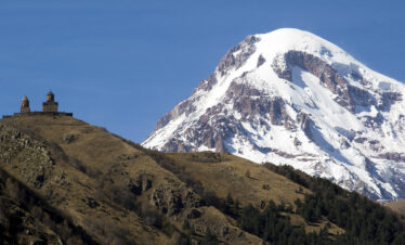 Kazbegi und Kirche, Kasbek, Kultur- und Wanderreise in Georgien